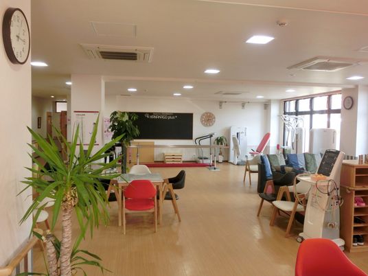 温かな照明のラウンジ