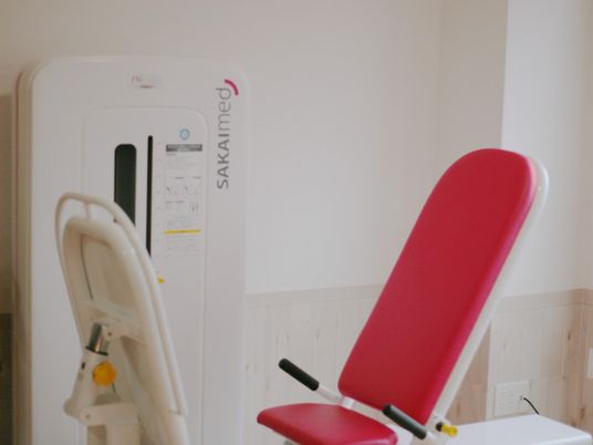 赤い設備の機能訓練室