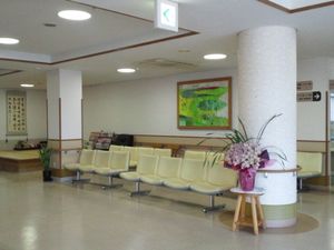 待合用の椅子が並ぶロビー  