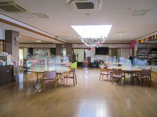 開放的なテーブル配置の室内