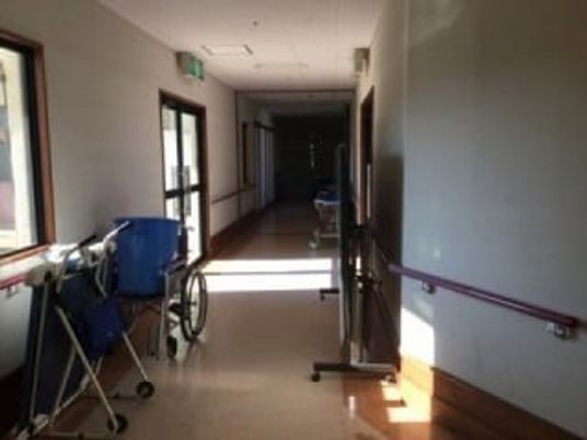 手すり付き廊下  