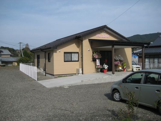 外観の平屋建物  