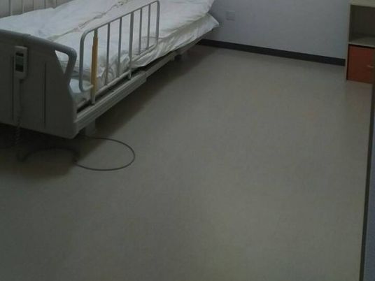 ベッドのある居室  