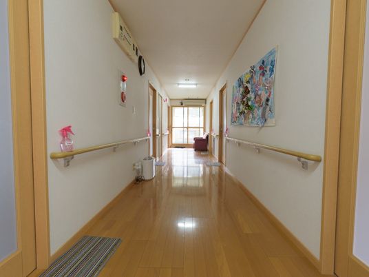 手すり付き明るい廊下