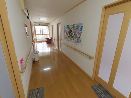明るく清潔な廊下