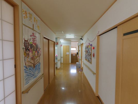 明るい廊下に飾り付け