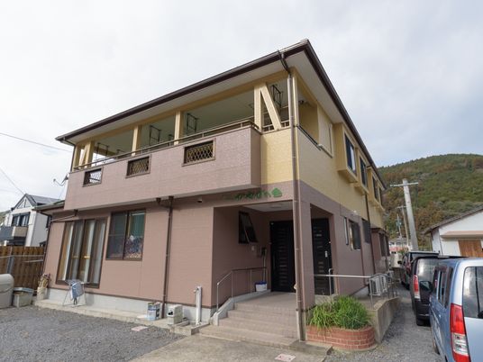 施設の外観と入口