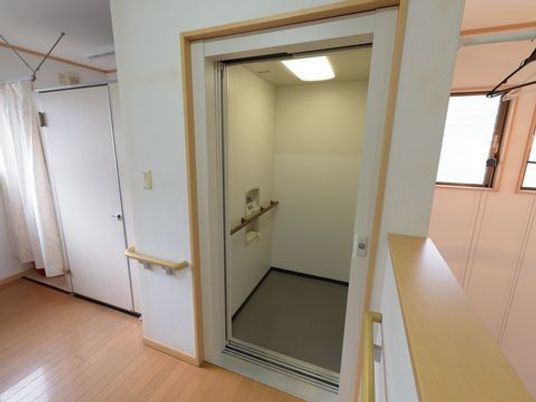 広々とした明るいエレベーター