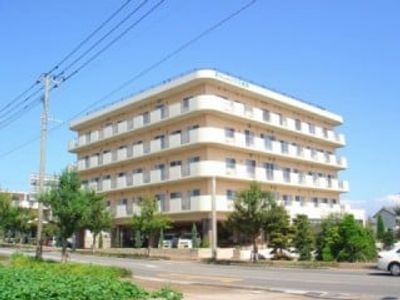 青い空に建物が映える外観