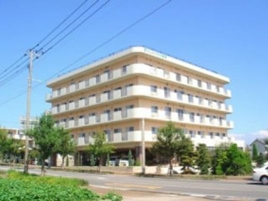 青い空に建物が映える外観