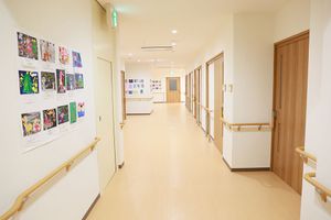 作品が展示された廊下