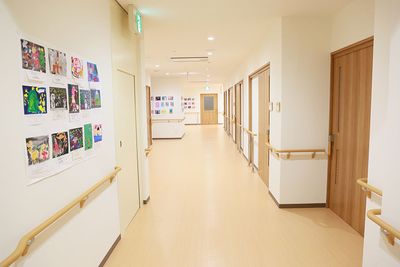 作品が展示された廊下