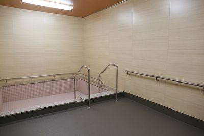 手すり付きの浴槽