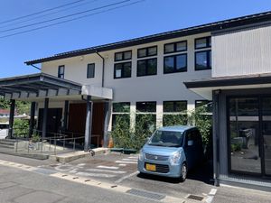 駐車場のある外観