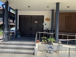 静かな出入口エントランス