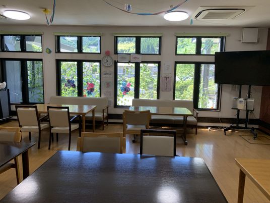 自然光が入る空間のダイニングルーム