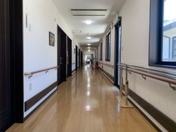 木製の床が光る廊下