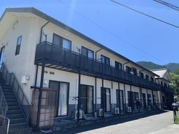 山に囲まれた建物の外観