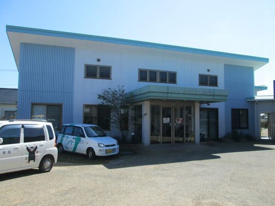 施設外観と送迎車  