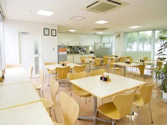 明るい食堂の内観  