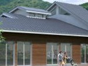 山に囲まれた建物外観