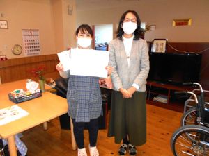 職員が並ぶリビング  