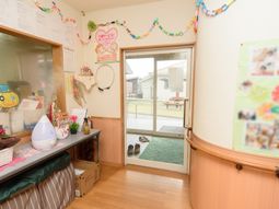 入口付近の明るい風景