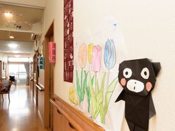 廊下に飾られた手作り装飾