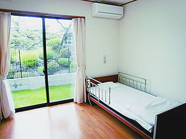 明るい個室居室 居室 落ち着いた色合いの居室は、大きな窓から自然光が入り、快適な住空間を提供します。