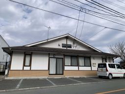 静かな建物の外観