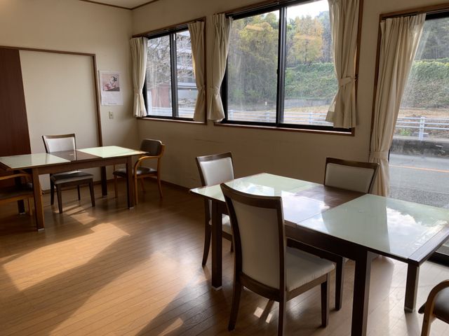 明るいダイニングルーム ダイニングルーム 自然光が差し込む、落ち着いた雰囲気のダイニングルームです。自由に会話や休憩を楽しめます。
