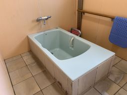 手すり付きの浴室