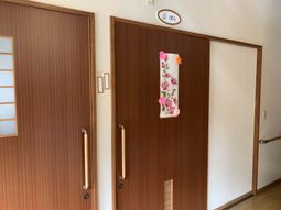 木製のドアが並ぶ廊下