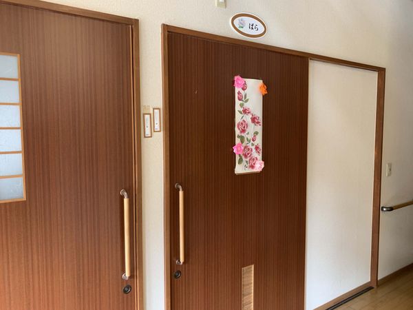 木製のドアが並ぶ廊下