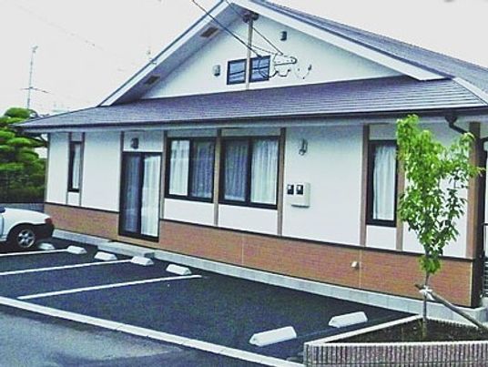 白壁のきれいな外観