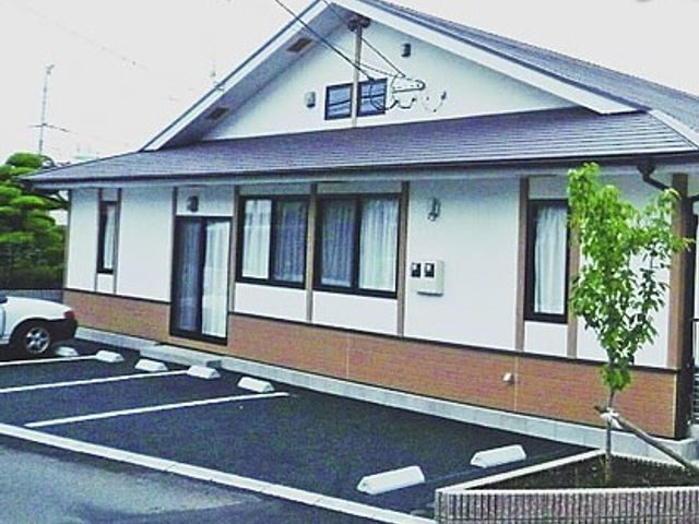 白壁のきれいな外観 外観 白い壁が印象的な外観は、訪れる方々を暖かく迎えます。清潔感のあふれる環境で、新たな職場をご検討ください。