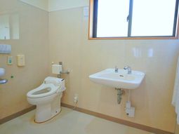 清潔な洗面所とトイレ