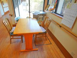 テーブルと椅子のある部屋