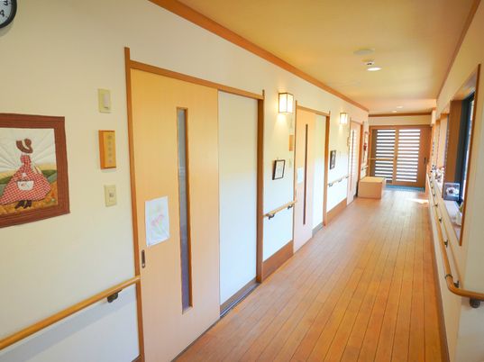 暖かみのある廊下の様子