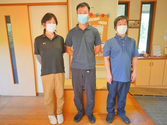スタッフ3人の笑顔