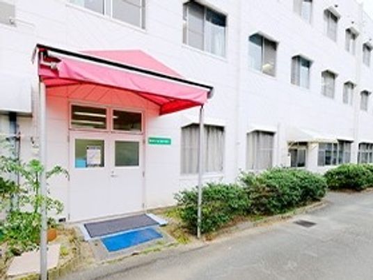 施設の正面入口  