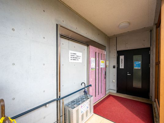 エントランスの扉と掲示物
