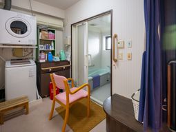 洗濯と掃除用具のある室内