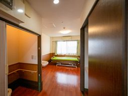 居室の入口と内装