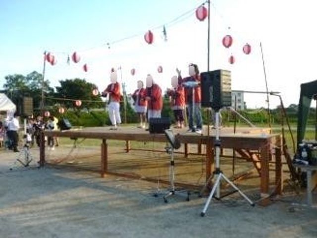 中庭での祭りの様子 イベント 広々とした中庭では、季節ごとのイベントが開催され、利用者の方々が社交の場を楽しまれています。ステージ上では参加者が踊りを披露し、活気に満ちた一時を提供しています。