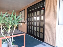 エントランスの綺麗な外観