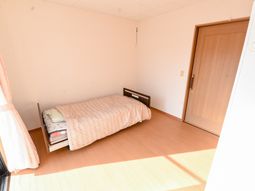 明るい居室のシングルベッド