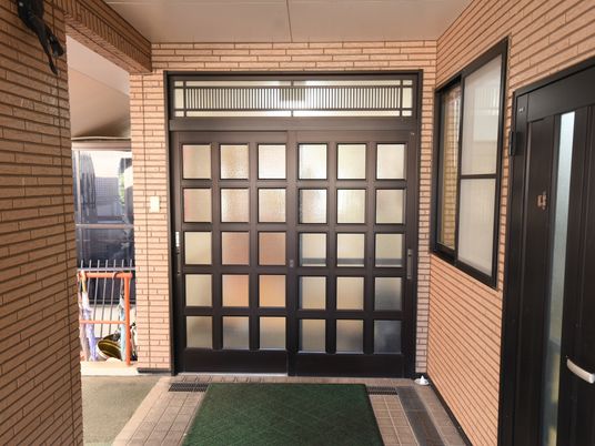 明るく清潔なエントランス