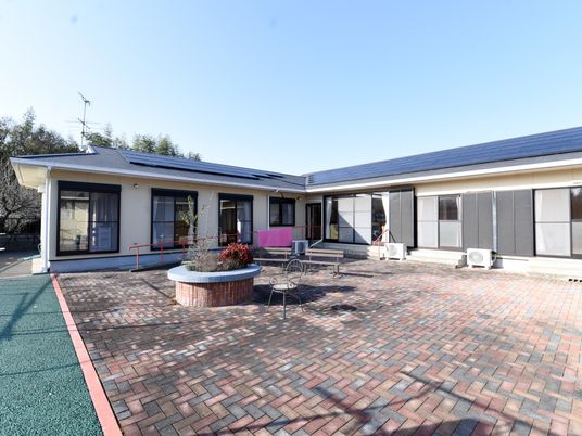 明るい中庭の景色