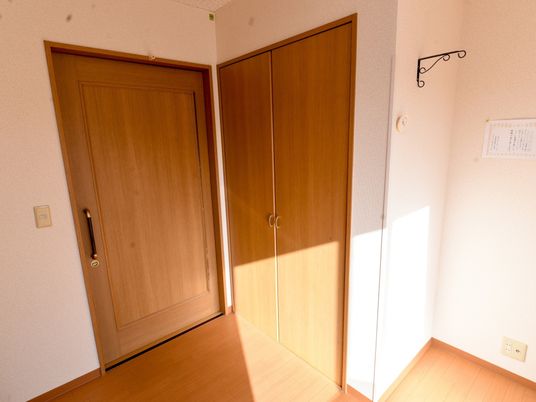 木製ドアのある明るい空間